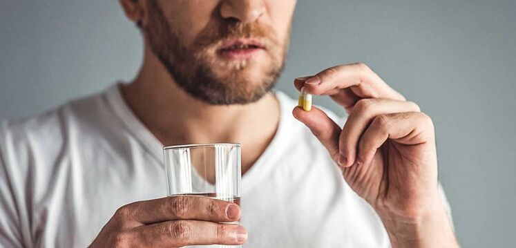 Un home toma medicamentos para tratar a prostatite